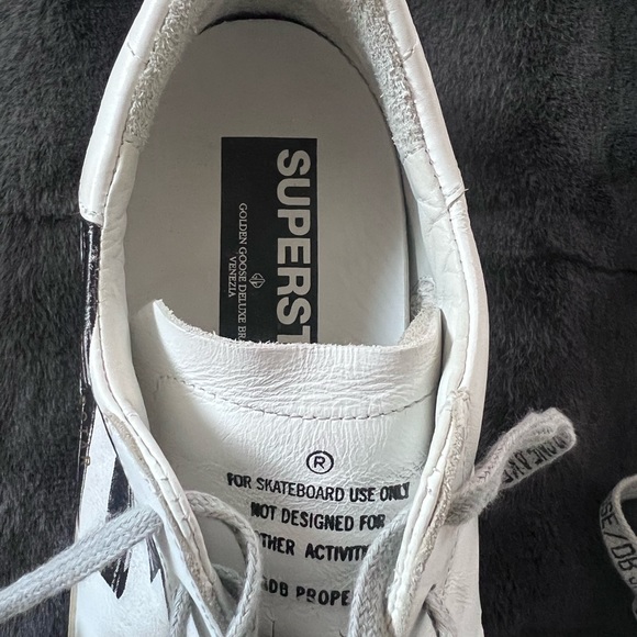 Like New Golden Goose
Men's Super-Star Flag Print Low Top Sneakers - Picture 6 of 10